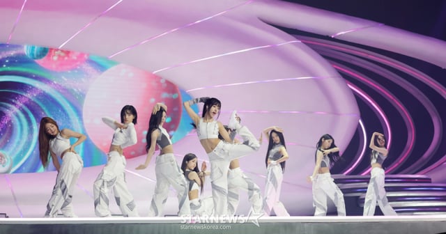 (Goyang=NEWS1) Reporter Kwon Hyeon-jin = A2O LITE performs their new song 'NEON' at their debut show 'WELCOME TO SOULITE From A2O SOUL A2O LITE,' held on the 12th at KINTEX in Ilsanseo-gu, Goyang City, Gyeonggi Province. October 12, 2026/NEWS1 Copyright © NEWS1. All rights reserved. Unauthorized reproduction and redistribution, as well as use for AI learning, are prohibited. /Photo=NEWS1) Reporter Kwon Hyeon-jin