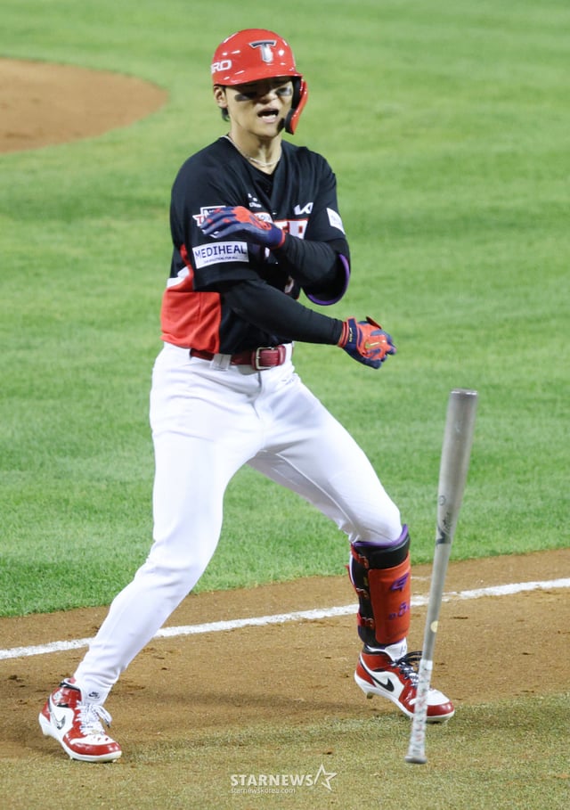 2026 KBO 포스트시즌 준플레이오프(준PO) 3차전 LG 대 KIA전이 20일 서울 잠실야구장에서 열렸다. KIA 김도영이 2회초 1사 만루에서 LG 케네디를 상대로 만홈런을 날리고 환호하고 있다. /사진=김진경 kim.jinkyung@