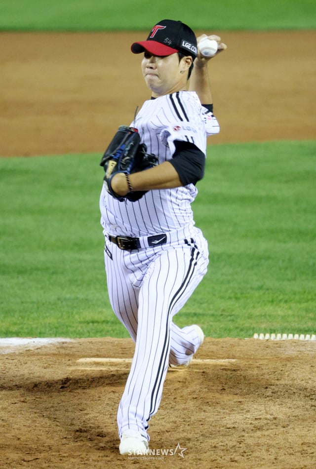 2026 KBO 포스트시즌 준플레이오프(준PO) 3차전 LG 대 KIA전이 20일 서울 잠실야구장에서 열렸다.  LG 박시원이 역투하고 있다. /사진=김진경 kim.jinkyung@