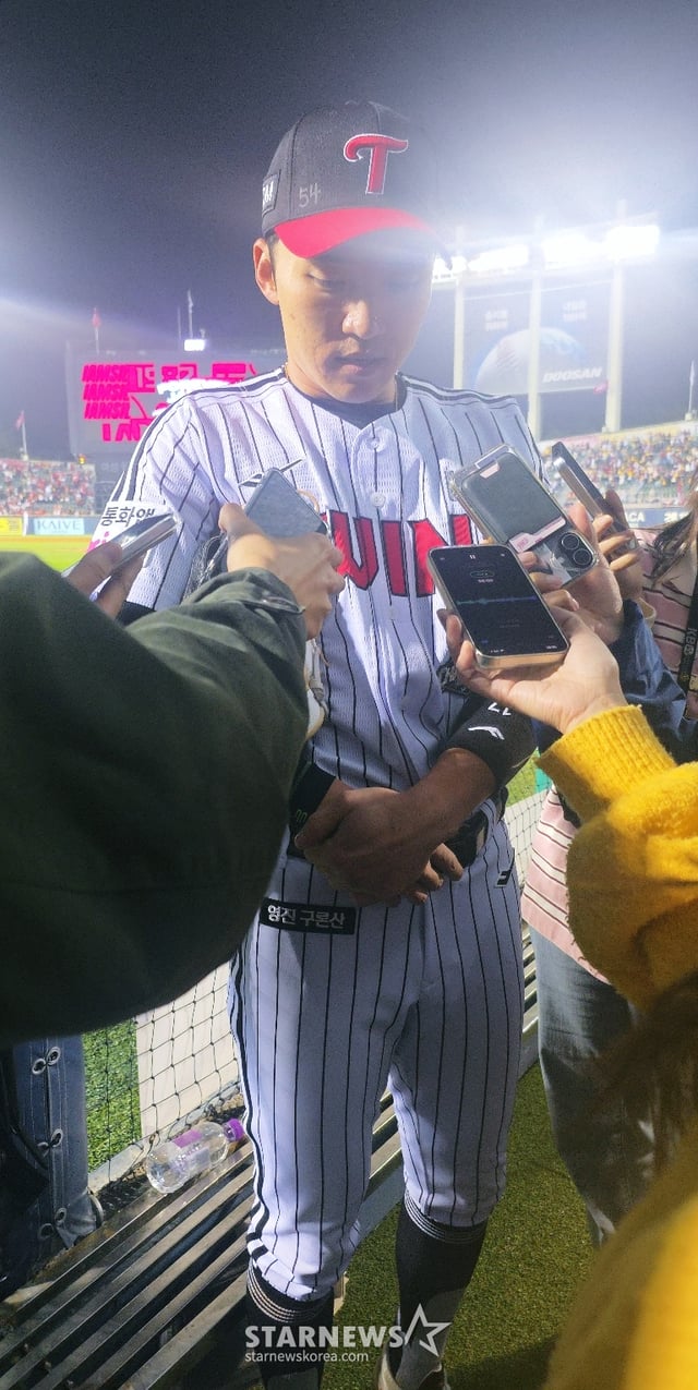 LG Twins captain Park Hae-min speaks with reporters following the loss in Game 3 of the preliminary playoffs against the KIA Tigers at Jamsil Stadium on the 20th. /Photo=Reporter Kim Woo-jong