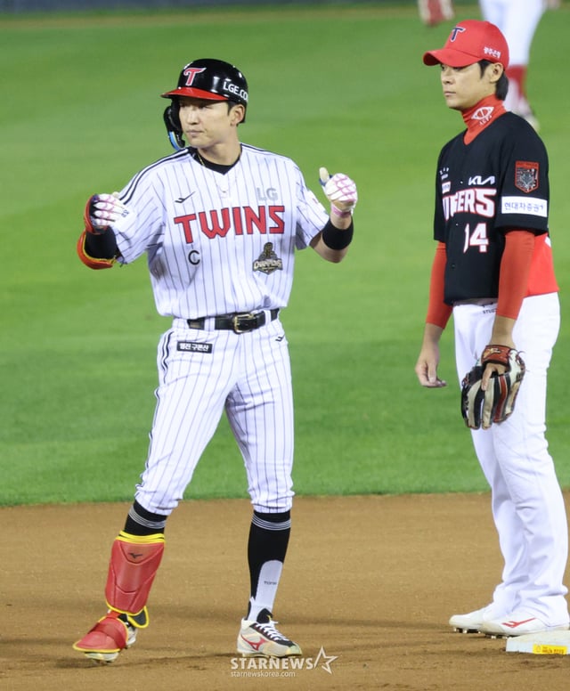Game 3 of the 2026 KBO Postseason preliminary playoffs (Preliminary PO) between LG and KIA was held at Seoul Jamsil Baseball Stadium on the 20th. LG’s Park Hae-min celebrates after hitting a two-run double to left field with no outs and a runner on first base in the bottom of the sixth inning. /Photo=Chief correspondent Kim Jin-kyung kim.jinkyung@