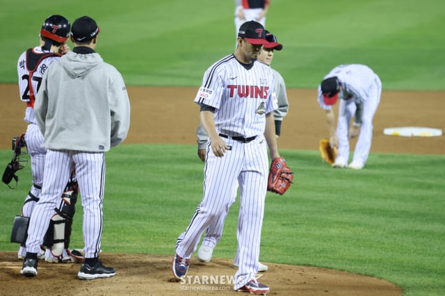 Trận đấu vòng Bán PO 3 của Giải Postseason KBO 2026 giữa LG và KIA diễn ra vào ngày 20 tại sân vận động bóng chày Seoul Jamsil. Tay ném xuất phát Karasko của LG bị thay ra khỏi sân ở hiệp 2. /Ảnh=phóng viên trưởng Kim Jin-kyung