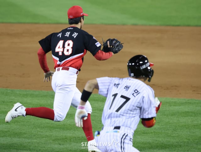 Trận đấu vòng Bán PO 3 của Giải Postseason KBO 2026 giữa LG và KIA diễn ra vào ngày 20 tại sân vận động bóng chày Seoul Jamsil. Lee Ui-ri của KIA đang chạy để xử lý quả bóng lăn trong sân của Park Hae-min của LG ở nửa sau hiệp 7 với 2 out và các base đầy. /Ảnh=phóng viên trưởng Kim Jin-kyung