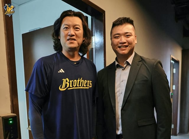 台湾シリーズ第3戦を訪問した�ケ凱偉(右)と王建民(ワン·ジェンミン)重信(チュンシン)ブラザーズ投手コーチ。 /写真=中信ブラザーズ公式SNS