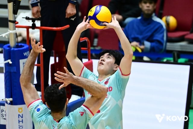 서울 우리카드 세터 한태준(오른쪽)이 20일 여수 진남체육관에서 열린 의정부 KB손해보험과 2026 여수·NH농협컵 프로배구대회(KOVO컵) B조 1차전에서 토스를 올리고 있다. /사진=KOVO 제공