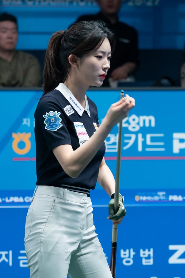정수빈이 20일 경기도 고양시 '고양 킨텍스 PBA 스타디움'에서 열린 프로당구 2026-2027시즌 5차 투어 '지금 잘 사는 방법 zgm NH농협카드 PBA-LPBA 챔피언십' LPBA 32강에서 샷을 구상하고 있다. /사진=PBA 투어 제공