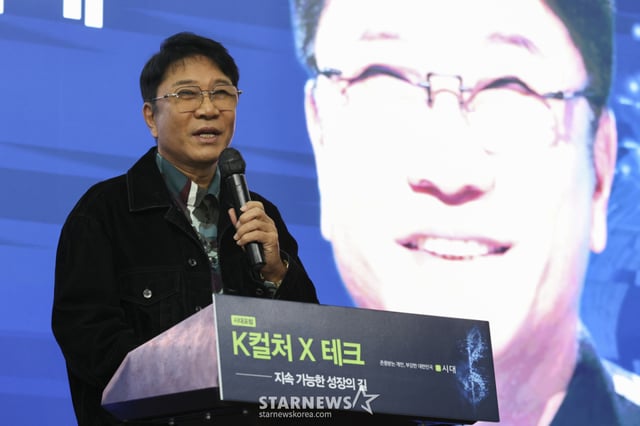 Lee Soo-man, productor clave de A20 Entertainment, pronuncia su discurso inaugural titulado "La creatividad humana y el futuro de la cultura K" en el Foro de la Era, celebrado el día 21 en el Salón de Convenciones Floating Island de Sebit Island, en el distrito de Seocho, Seúl, bajo el lema "Cultura K x Tecnología: el camino hacia un crecimiento sostenible". /foto=Jo Hyun-ho