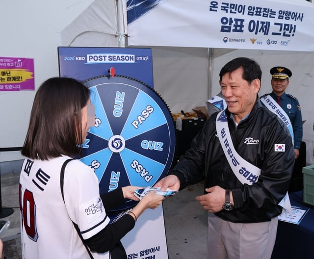 허구연(오른쪽) KBO 총재가 지난 14일 와일드카드 결정 1차전이 열린 잠실구장에서 팬들에게 암표 근절 캠페인을 설명하고 있다. /사진=KBO
