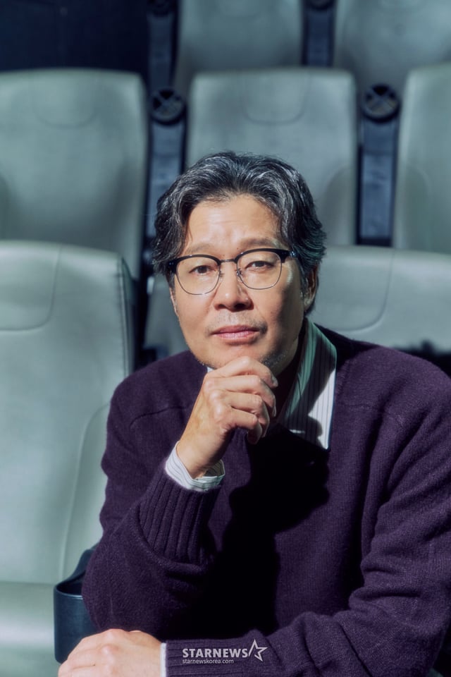 映画「修能、出題の秘密(監督イ·ヨンジェ)」の俳優ユ·ジェミョンが21日に行われたインタビューのためにポーズを取っている。 /写真提供=(株)バイフォーエムスタジオ/2026.10.21/写真=キム·フィソンhwijpg@