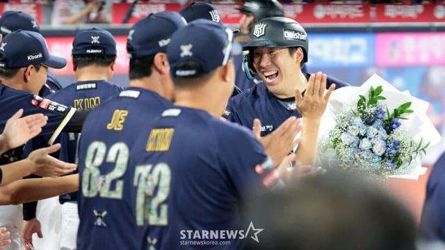 KT 김현수(오른쪽). /사진=강영조 선임기자