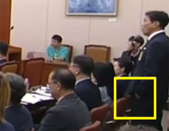 문진희 대한축구협회 심판위원장이 자신의 태도와 관련된 조국혁신당 김재원 의원 지적 이후 더불어민주당 의원석에서도 지적이 나오자, 왼손을 주머니에 꽂고 민주당 의원석을 쳐다보고 있다. 이 자세에 앞서 문진희 위원장은 더불어민주당 국회의원을 '거기'로 지칭하며 "거기는 끼지 마시고 좀, 아침부터"라고 말했다. /사진=청문회 영상 캡처 