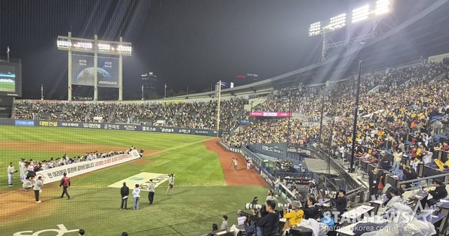 LG 선수들이 20일 준플레이오프 3차전이 끝난 직후 팬들에게 인사하고 있다. 1루쪽 관중들은 대부분 자리를 지키고 있다. /사진=신화섭 기자