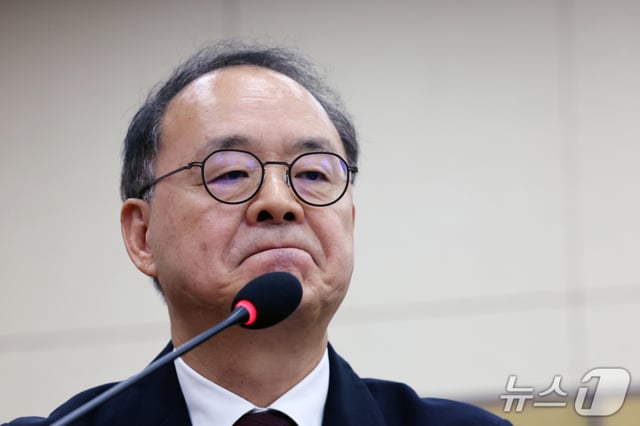 이용수 대한축구협회 회장 직무대행이 21일 서울 여의도 국회 문화체육관광위원회에서 열린 대한체육회 등에 대한 국정감 사에서 증인으로 출석, 의원 질의를 경청하고 있다. /사진=뉴스1