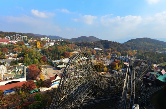 Autumn foliage viewed from the summit of Everland's T-Express. /Photo provided by=Everland