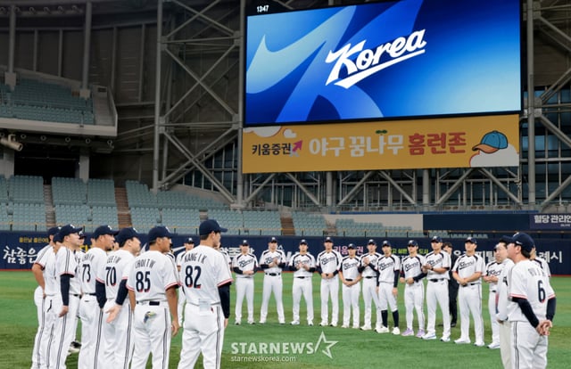 류지현 전 야구 대표팀(현 한화 이글스) 감독과 선수들이 지난 9월 15일 고척스카이돔에서 열린 2026 아이치-나고야 아시안게임을 위한 야구대표팀 첫 훈련에 앞서 이야기를 하고 있다. 2026.09.15. /사진=강영조 cameratalks@