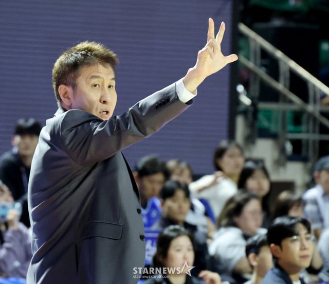 삼성 김상식 감독이 21일 잠실학생체육관에서 열린 2026 KCC 프로농구 서울삼성과 부산KCC 경기에서 선수들을 독려하고 있다. /사진=강영조 선임기자