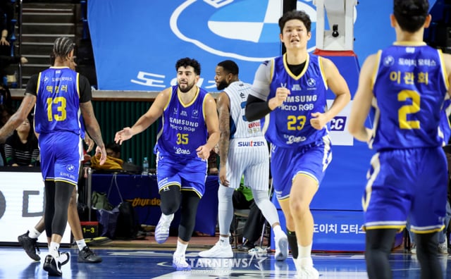 칸터가 21일 잠실학생체육관에서 열린 2026 KCC 프로농구 서울삼성과 부산KCC 경기에서 득점을 성공한후 동료들과 자축하고 있다. /사진=강영조 선임기자