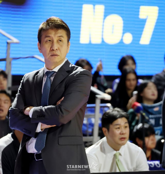 삼성 김상식 감독이 21일 잠실학생체육관에서 열린 2026 KCC 프로농구 서울삼성과 부산KCC 경기에서 코트를 응시하고 있다. /사진=강영조 선임기자