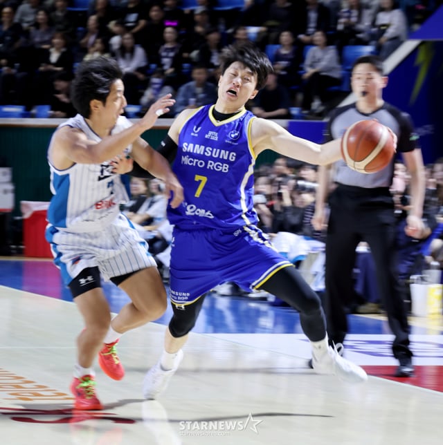 사성 최성모가 21일 잠실학생체육관에서 열린 2026 KCC 프로농구 서울삼성과 부산KCC 경기에서 사이드돌파를 시도하다 허훈에 파울을 당하고 있다. /사진=강영조 선임기자