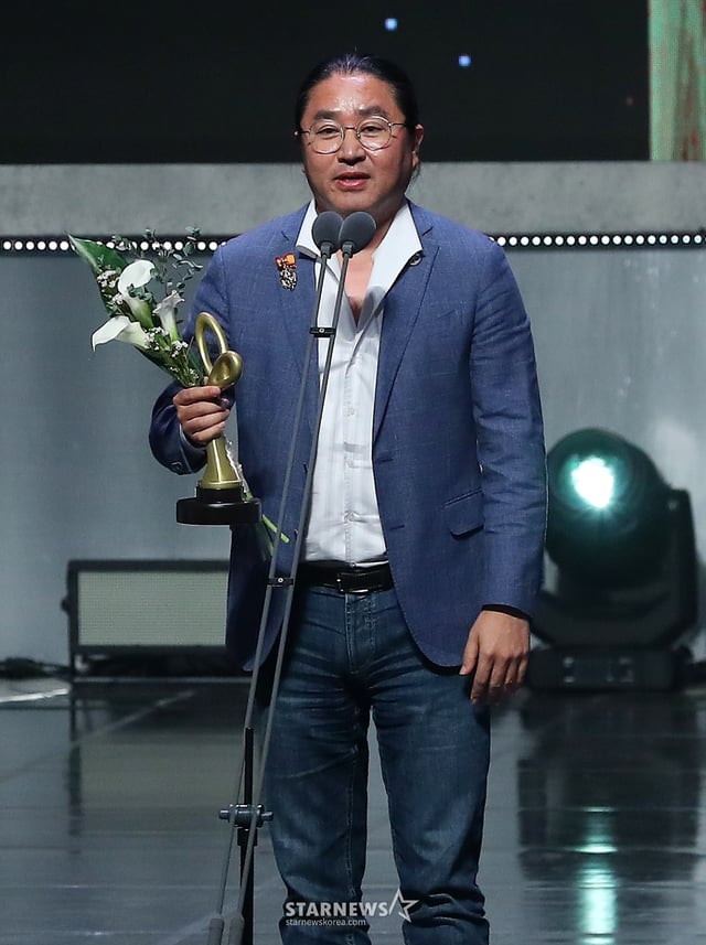 Director Kim Han-min speaks about his feelings after receiving the Presidential Pyo Chang-eul (수상) at the '2024 Korea Popular Culture and Arts Awards,' held on the 31st at the Haerom Theater of the National Theater in Jung District, Seoul. Now in its 15th year, the 'Popular Culture and Arts Awards' is the most prestigious government award in the field of popular culture and arts, aimed at enhancing the social status and creative enthusiasm of artists across various fields such as singers, actors, comedians, voice actors, broadcast writers, and performers, and honoring their contributions to the development of the popular culture and arts industry. October 31, 2024 /Photo=Kim Chang-hyun chmt@