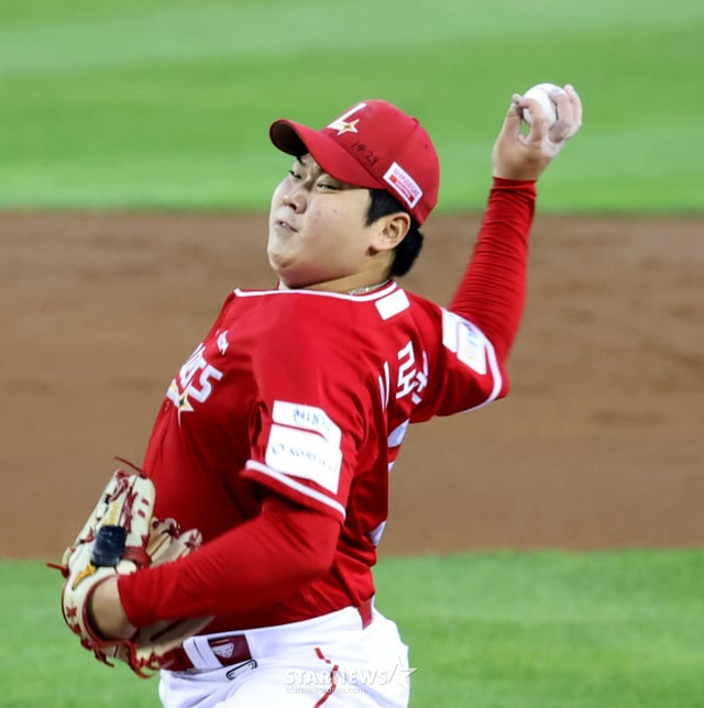 올 시즌 막판 선발 투수로 변신한 SSG 랜더스 투수 이로운. /사진=강영조 선임기자