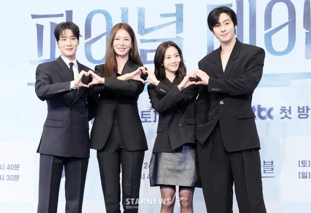 배우 장률, 정유진, 홍하연, 안효섭이 22일 서울 구로구 더 링크 호텔에서 진행된 JTBC 토일 드라마 '파이널 테이블' 제작발표회에 참석해 포즈를 취하고 있다. /2026.10.22 /사진=김휘선 hwijpg@