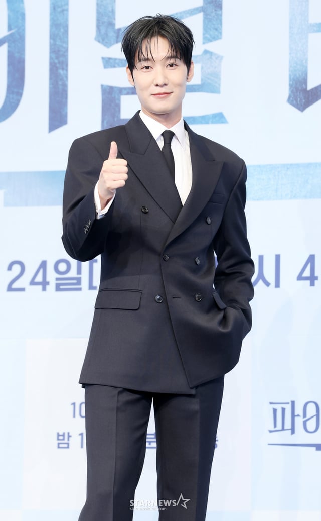 배우 장률이 22일 서울 구로구 더 링크 호텔에서 진행된 JTBC 토일 드라마 '파이널 테이블' 제작발표회에 참석해 포즈를 취하고 있다. /2026.10.22 /사진=김휘선 hwijpg@