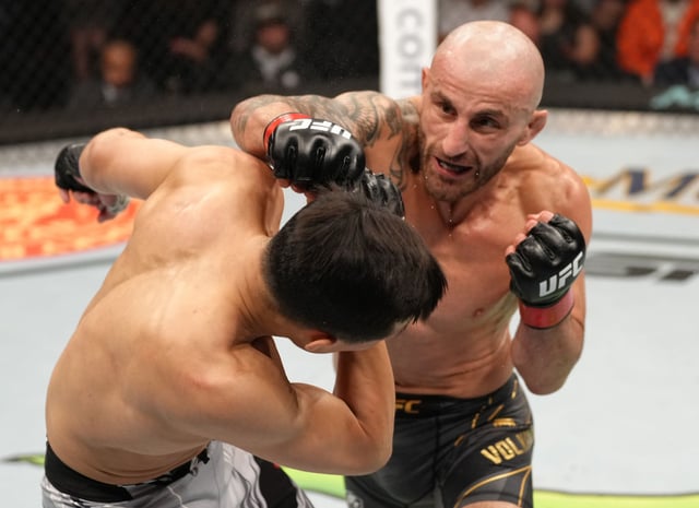 정찬성(왼쪽)과 경기 당시 볼카노프스키. /사진=UFC 공식 제공