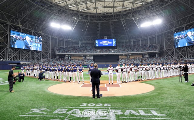 8일 오후 서울 고척스카이돔에서 열리는  ‘2025 NAVER K-BASEBALL SERIES’ 한국과 체코의 평가전에 야구팬들이 만원을 이루고 있다. 2025.11.08. /사진=강영조 cameratalks@