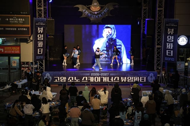 래퍼 딥플로우가 뷰잉파티에서 공연을 하고 있다. /사진=고양 소노