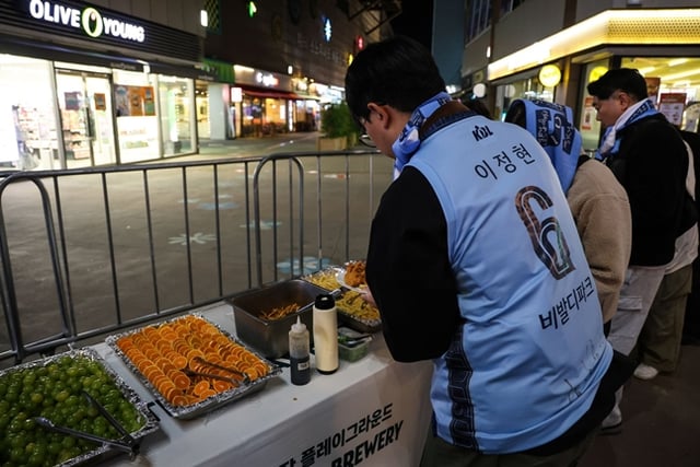 위너스가 준비된 케이터링을 시식하고 있다. /사진=고양 소노