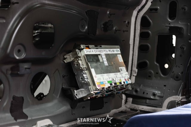車両構造物に装着されたGMの中央コンピューティングユニット(CCU)/写真提供=GM
