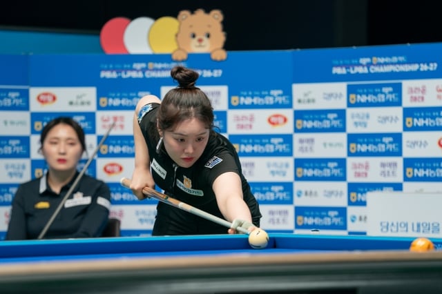 김보미(오른족)가 22일 경기도 고양시 '고양 킨텍스 PBA 스타디움'에서 열린 강지은과 프로당구 2026-2027시즌 5차 투어 '잘 사는 방법 zgm NH농협카드 PBA-LPBA 챔피언십' LPBA 16강에서 스트로크를 하고 있다. /사진=PBA 투어 제공