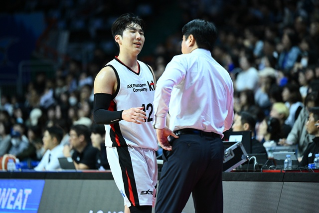 문정현과 문경은 감독(오른쪽). /사진=KBL 제공