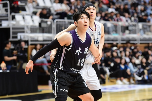 경기에 집중하는 문정현(왼쪽). /사진=KBL 제공