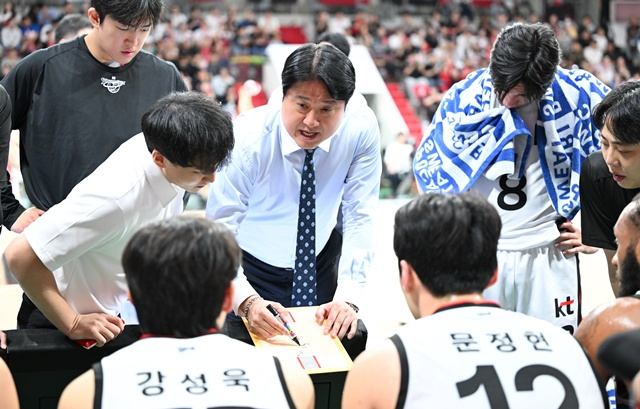 문경은 수원 KT 감독(가운데). /사진=KBL 제공