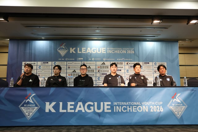 23일 인천 제물포구 하버파크호텔에서 진행된 K리그 인터내셔널 유스컵 인천 2026 기자회견에 참석한 국내팀 지도자들. 왼쪽부터 김성철 인천남고 감독, 임경훈 포항 스틸러스 U18팀 감독, 윤시호 FC서울 U18팀 감독, 박요한 광주FC U18팀 감독, 이성규 인천 U18팀 감독. 이승현 울산 U18팀 감독. /사진=한국프로축구연맹 제공