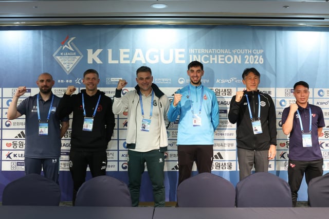 23일 인천 제물포구 하버파크호텔에서 진행된 K리그 인터내셔널 유스컵 인천 2026 기자회견에 참석한 다케시 와타나베(오른쪽 두 번째) 가시와 레이솔 아카데미 디렉터 등 해외팀 지도자들. /사진=한국프로축구연맹 제공
