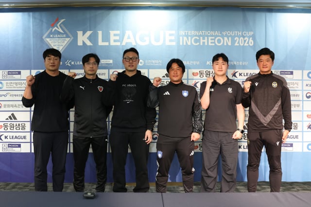 23일 인천 제물포구 하버파크호텔에서 진행된 K리그 인터내셔널 유스컵 인천 2026 기자회견에 참석한 국내팀 지도자들. 왼쪽부터 김성철 인천남고 감독, 임경훈 포항 스틸러스 U18팀 감독, 윤시호 FC서울 U18팀 감독, 이승현 울산 U18팀 감독, 박요한 광주FC U18팀 감독, 이성규 인천 U18팀 감독. /사진=한국프로축구연맹 제공