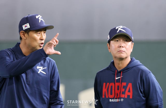 류지현 야구 대표팀 감독(오른쪽)이 지난 3월 4일 도쿄돔에서 열리는 2026 WBC 도쿄라운드 개막을 하루 앞두고 김광삼 투수코치와 이야기를 나누고 있다. /사진=강영조 선임기자