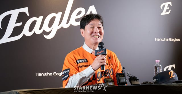 국가대표감독에서 한화이글스 새 수장이 된 류지현 감독이 지난 16일 대전한화생명볼파크에서 열린 취임식에서 취재진의 질문에 답하고 있다. /사진=강영조 선임기자