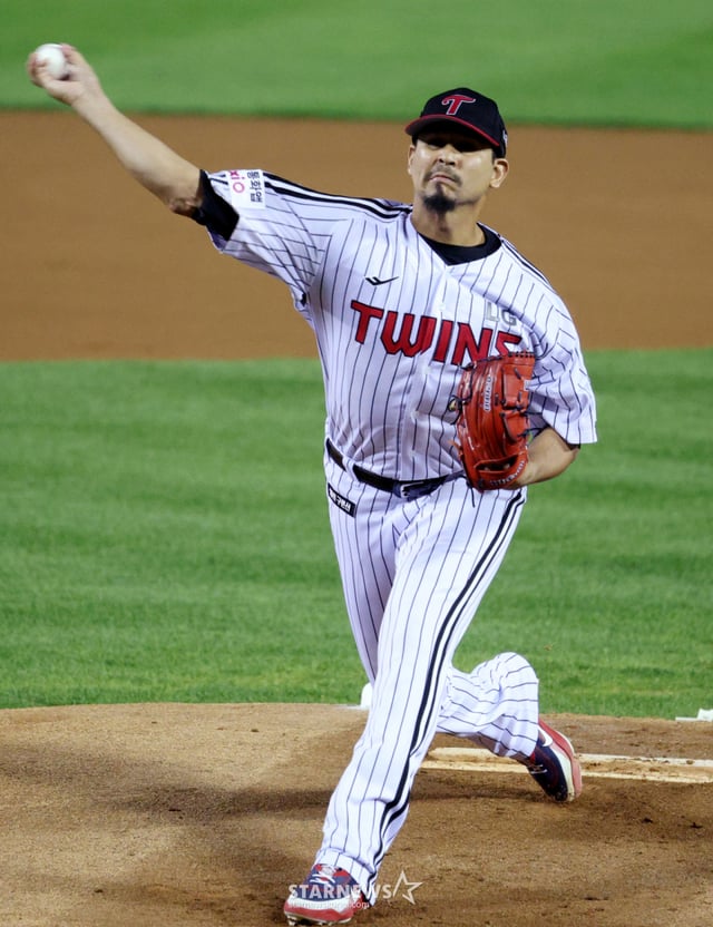 2026 KBO 포스트시즌 준플레이오프(준PO) 3차전 LG 대 KIA전이 20일 서울 잠실야구장에서 열렸다.  LG 선발 카라스코가 역투하고 있다. /사진=김진경 kim.jinkyung@