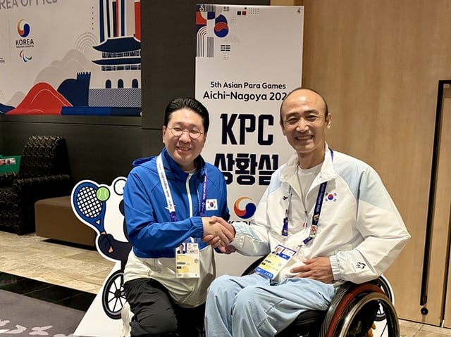정진완 대한장애인체육회장(오른쪽)을 예방한 이상현 아시안게임 선수단장. /사진=대한사이클연맹