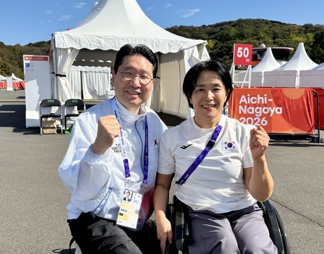 22일 개인도로 경기에서 금메달을 딴 허윤정 선수(오른쪽)를 격려하는 이상현 아시안게임 선수단장(왼쪽). /사진=대한사이클연맹
