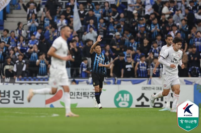 인천 유나이티드 이명주가 24일 인천축구전용경기장에서 열린 제주 SK전 선제 득점 이후 기뻐하고 있다. /사진=한국프로축구연맹 제공