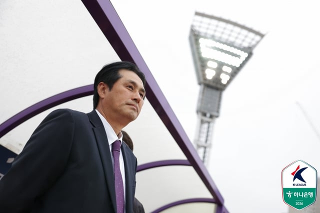 유병훈 FC안양 감독이 24일 오후 2시 안양종합운동장에서 열린 하나은행 K리그1 2026 33라운드 경기를 지켜보고 있다. /사진=한국프로축구연맹 제공