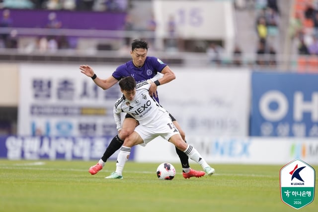 안양과 전북의 경기 중 경합하는 김정현과 강상윤. /사진=한국프로축구연맹 제공