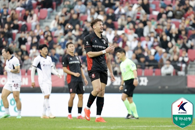 페널티킥을 실축한 부천FC 공격수 갈레고. /사진=한국프로축구연맹 제공