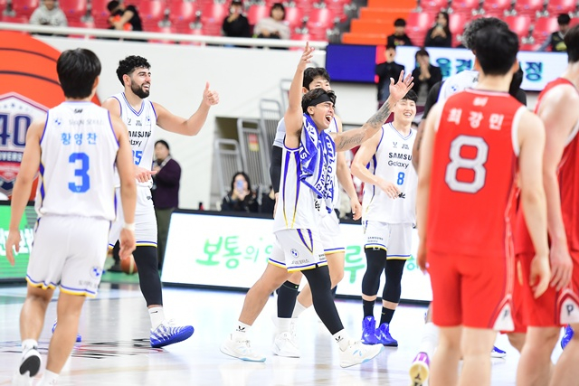 기뻐하는 서울 삼성 선수단. /사진=KBL 제공
