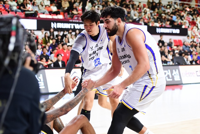 이규태와 케렘 칸터(오른쪽). /사진=KBL 제공